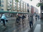 Billede af cyklister i regnen